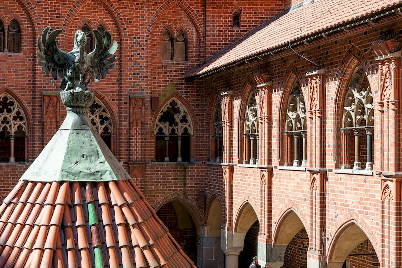 Grafika przedstawia fragment murów zamku w Malborku